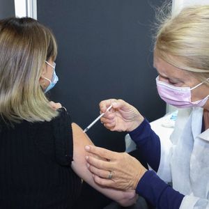 Le ministre de la Santé, Olivier Véran, a expliqué ce jeudi que grâce aux vaccins, il existait une « voie de passage » dans la cinquième vague pour éviter la saturation des hôpitaux.