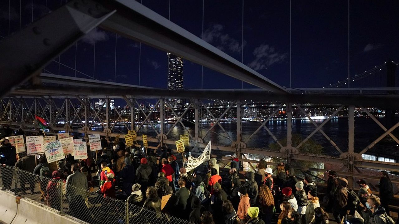 Des centaines de personnes se sont rassemblées à New York vendredi soir pour protester contre le verdict de Kenosha.
