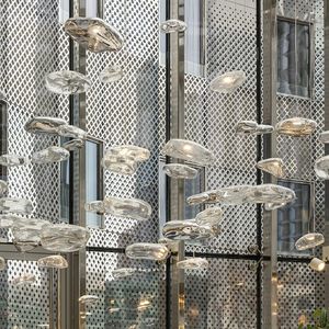 Galets de verre suspendus d'Isa Moss pour des bureaux de la Défense.