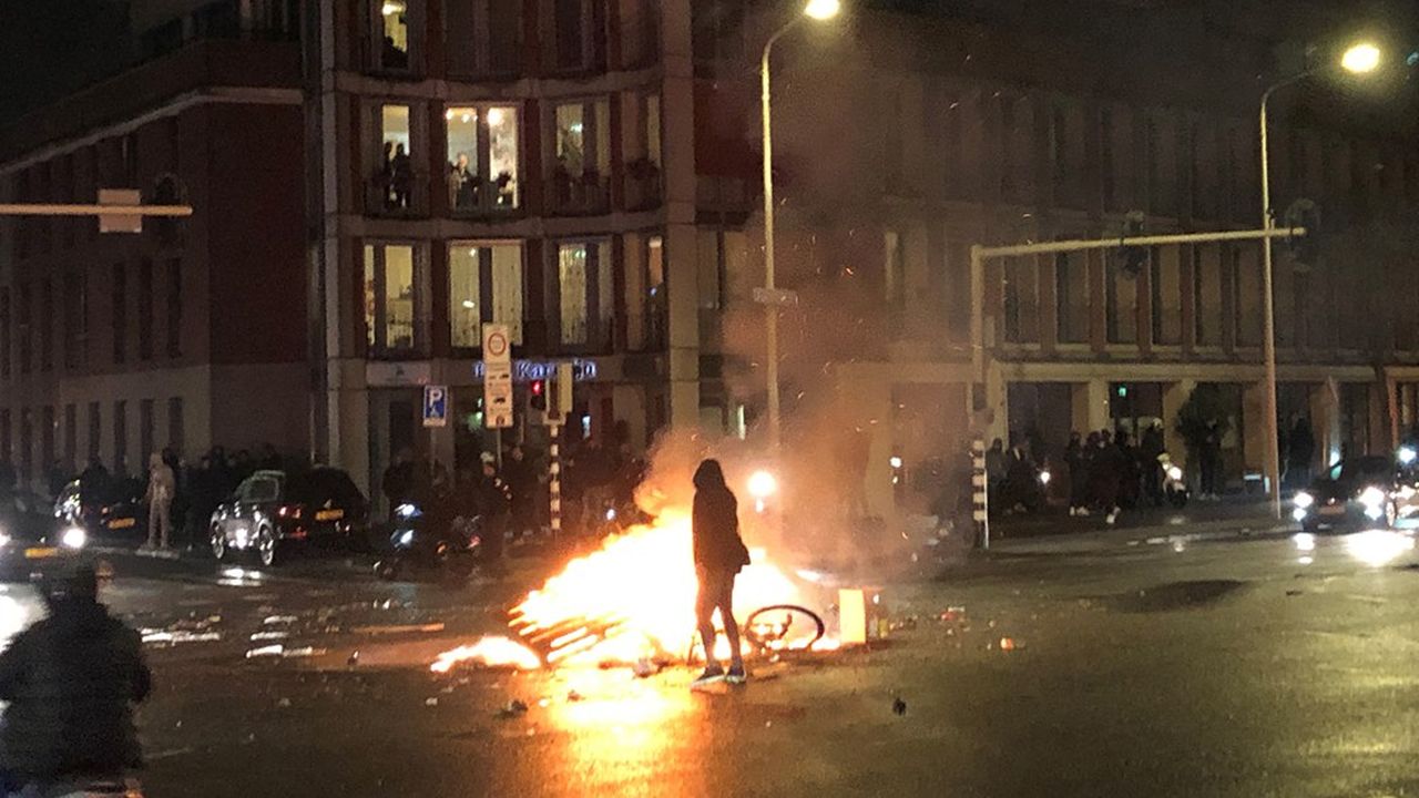Jets de pierres, feux d'artifice et incendies ont émaillé la fin d'une manifestation contre les restrictions sanitaires samedi soir à La Haye.
