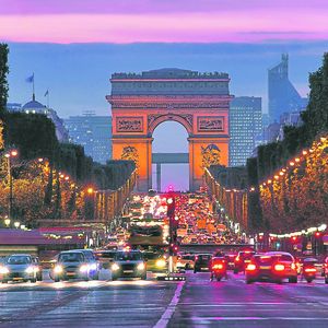 La chanteuse Clara Luciani a lancé les traditionnelles illuminations dimanche sur une avenue des Champs-Elysées dont la fréquentation a baissé de près de moitié.