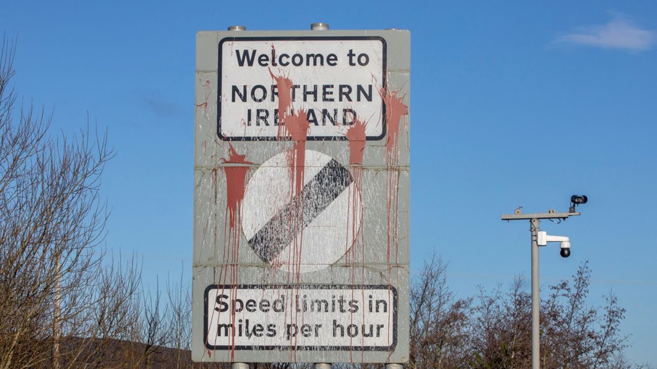Le maintien du protocole nord-irlandais est soutenu par 52 % de la population, signe de profondes divisions dans l'opinion.