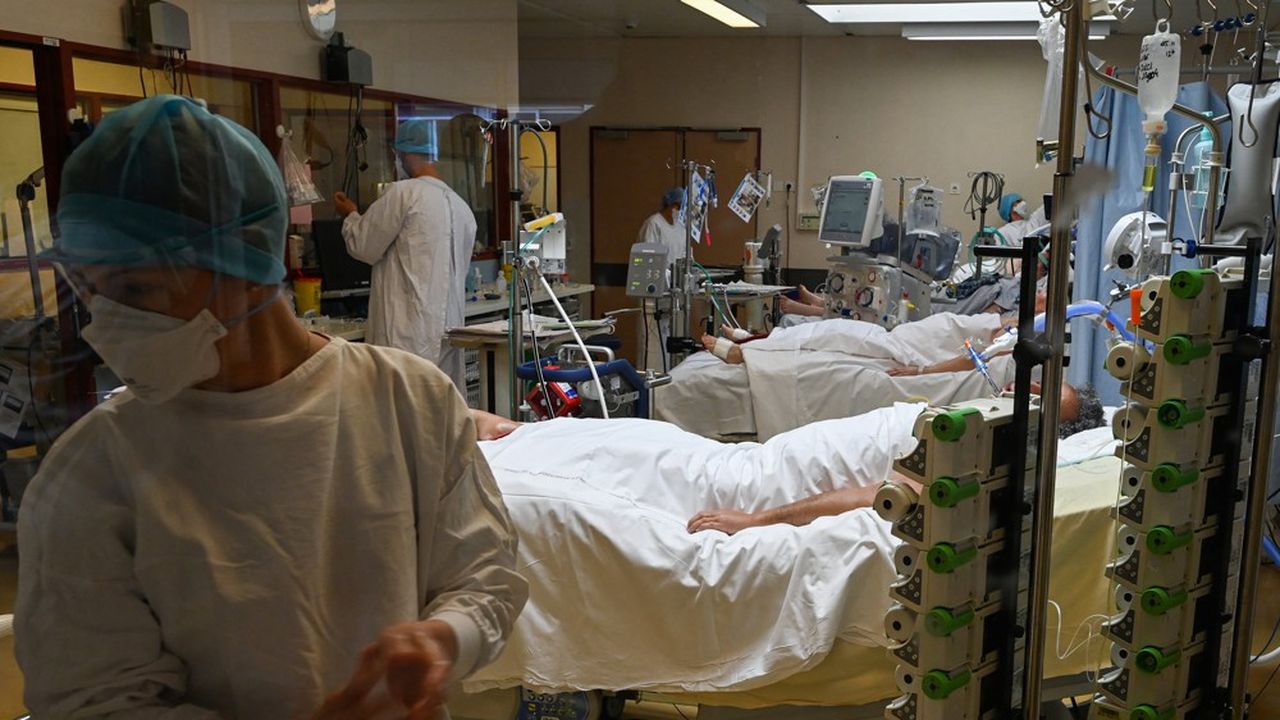Le nombre de patients Covid hospitalisés en soins critiques est « relativement stable ».