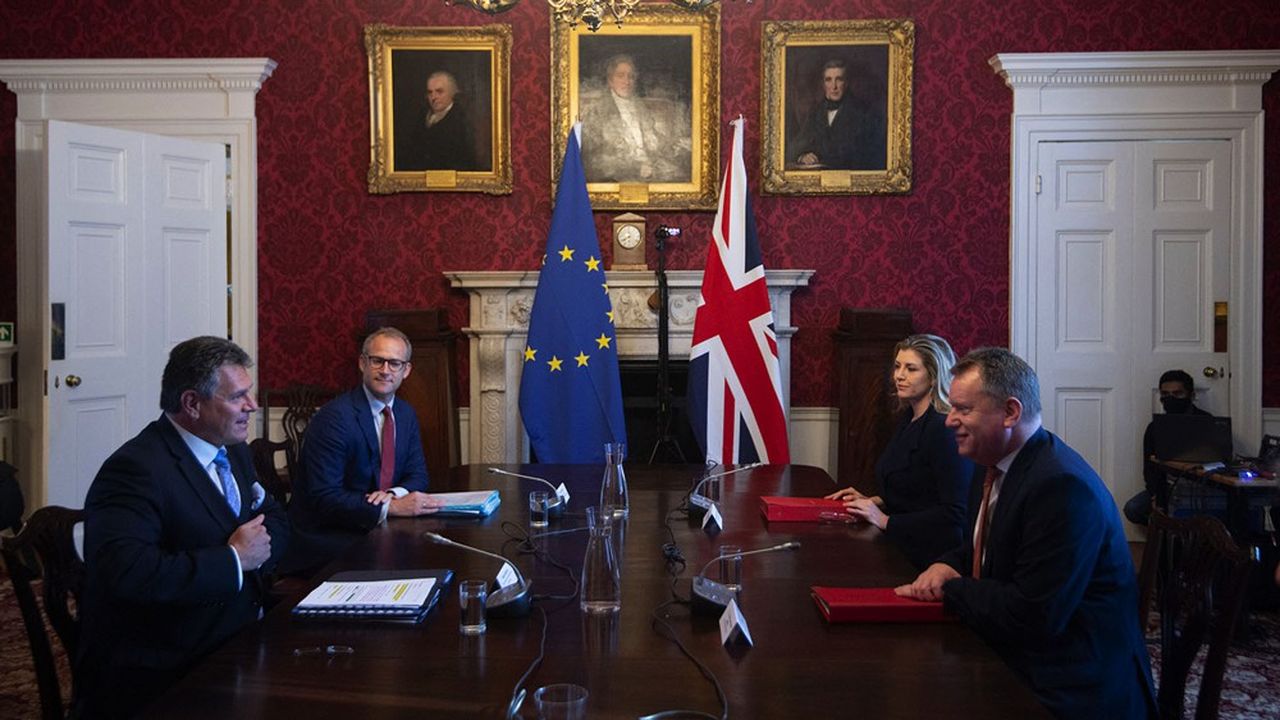 Le vice-président de la Commission européenne, Maroš Šefčovič, à gauche, et son interlocuteur britannique, David Frost, se rencontrent à Londres le 9 juin 2021. Ils se reverront beaucoup par la suite.