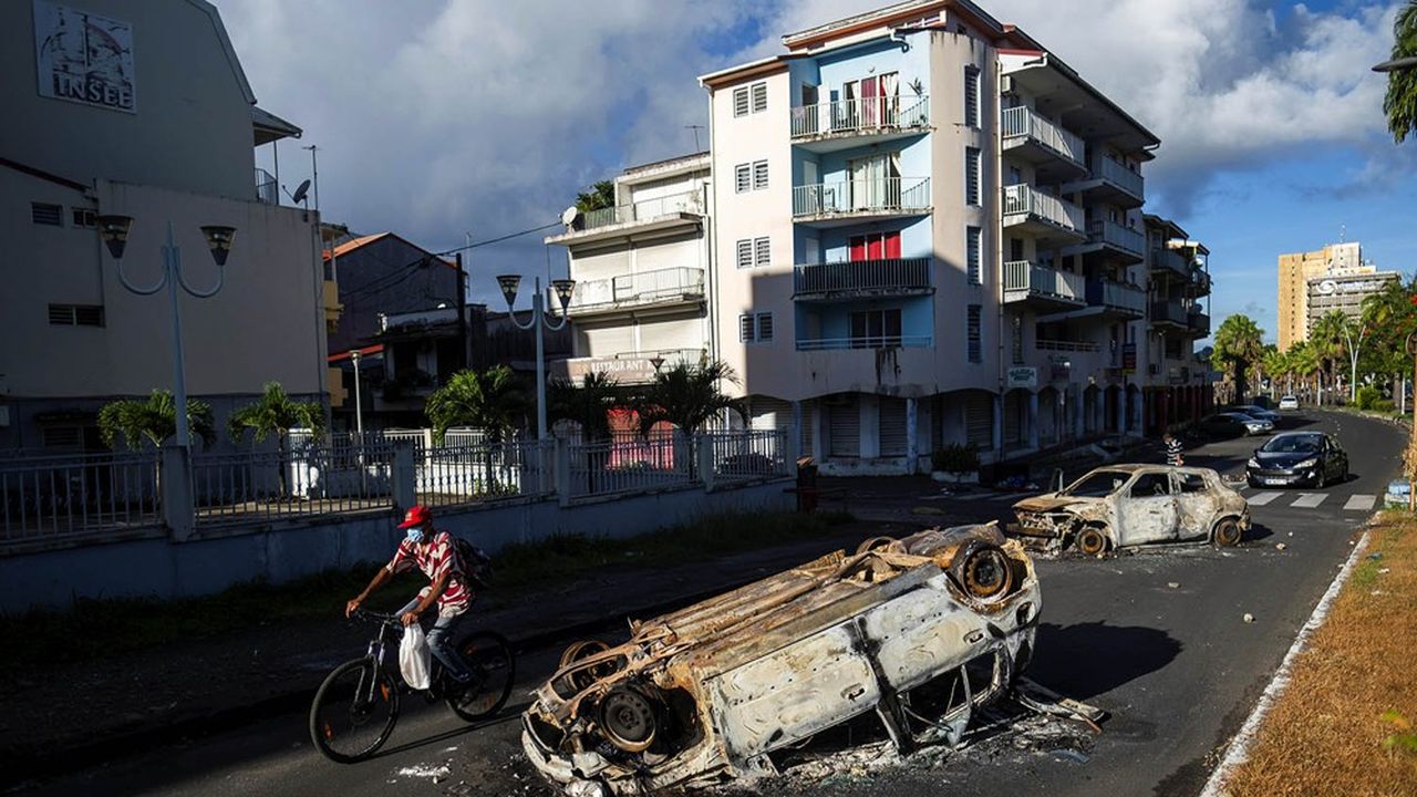 L'Etat a envoyé des renforts de policiers et de gendarmes pour endiguer les violences en Guadeloupe.