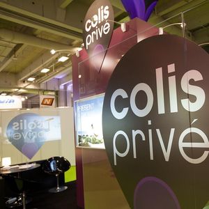 Colis privé compte quatre grandes plateformes de tri de colis en France, 3.100 livreurs sous-traitants et salariés, et s'ouvre sur l'international.