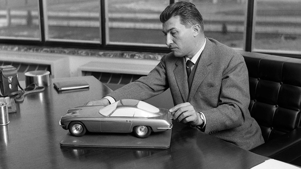 Ferruccio Lamborghini dans son bureau en 1964, à Sant'Agata Bolognese.