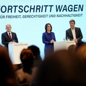« La coalition feu tricolore est en place », a déclaré mercredi le probable successeur d'Angela Merkel, le social-démocrate Olaf Scholz (au centre).