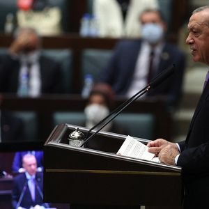 Le président turc Recep Tayyip Erdogan entend bien que les taux d'intérêt restent durablement plus faibles que l'inflation.