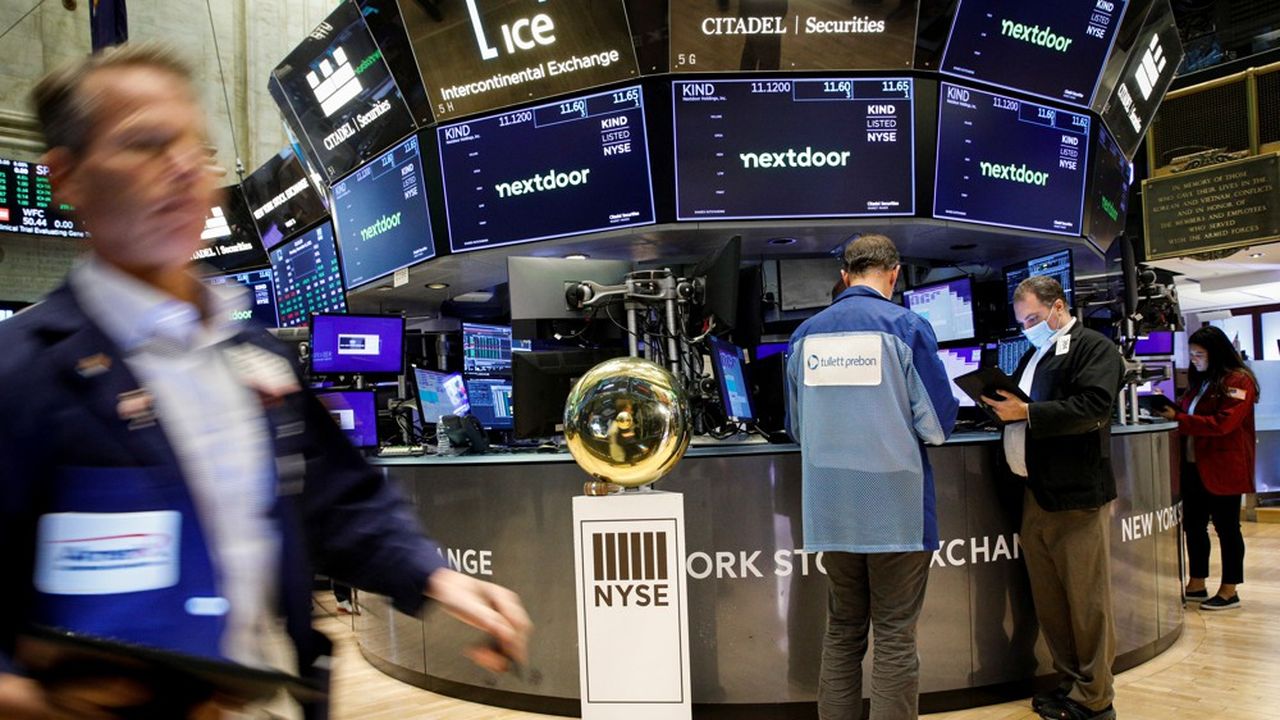 Les traders de retour sur le parquet du New York Stock Exchange à New York (novembre 2021)