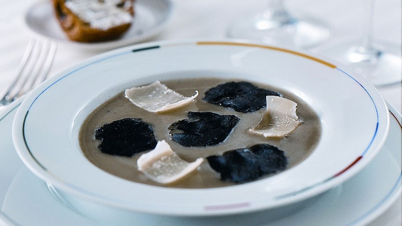 La soupe d'artichaut à la truffe noire, brioche feuilletée aux champignons et beurre de truffe, plat signature de Guy Savoy à la « Monnaie de Paris ».