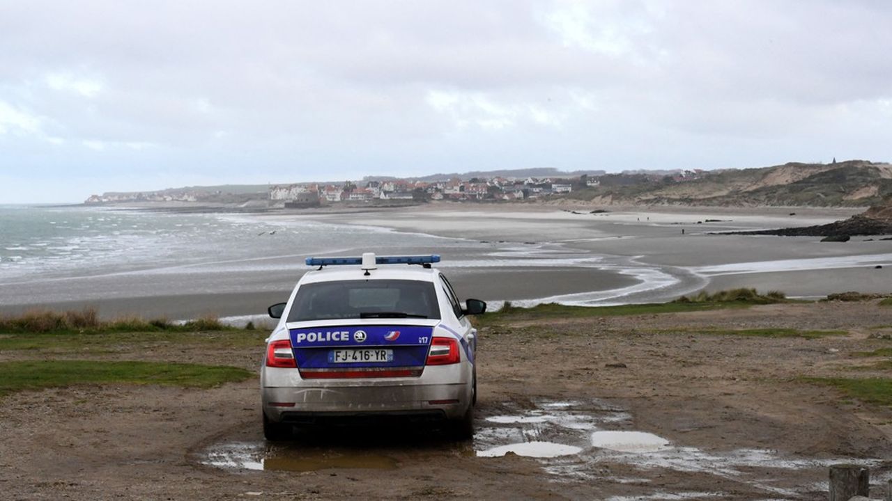 A Wimereux, dans le Pas-de-Calais, la police patrouille pour surveiller les plages d'où les migrants cherchent de plus en plus fréquemment à embarquer pour l'Angleterre.