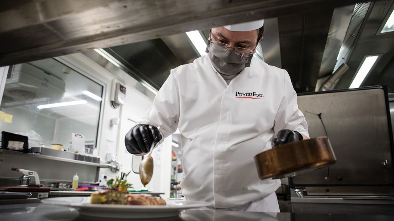 42 % des professionnels de l'hôtellerie-restauration déclarent un chiffre d'affaires en recul par rapport à l'été 2019. Ici, la cuisine du restaurant gastronomique du Grand Parc du Puy-du-Fou « L'auberge ».