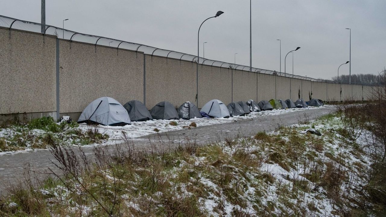 A Calais, un camp d'Erythréens longe un mur destiné à empêcher les migrants de grimper dans les camions à destination du Royaume-Uni.