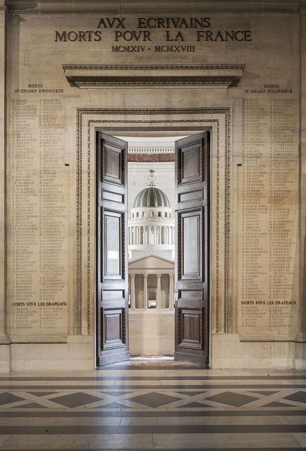 À l'entrée du salon des Evêques, la liste des 560 écrivains morts pour la France (1914-18).