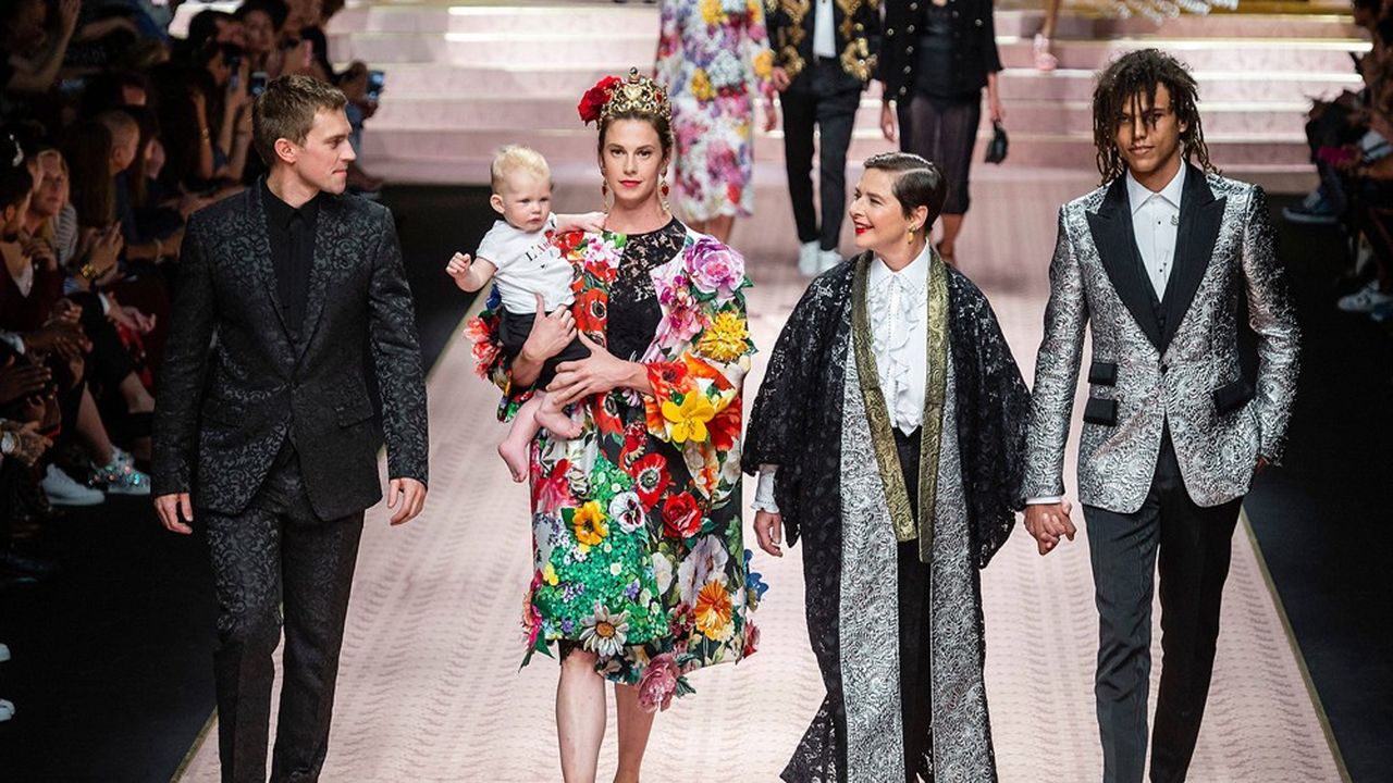 Isabella Rossellini entourée de ses enfants Elettra, qui porte son bébé dans les bras, et Roberto, défilant pour Dolce & Gabbana en septembre 2018 à Milan.