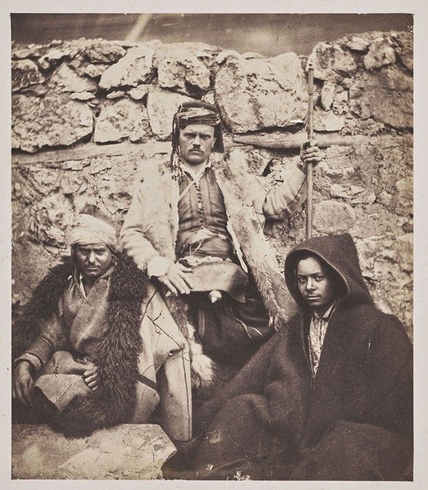 «Groupe de trois chefs Croates», photo de Roger Fenton (1855).