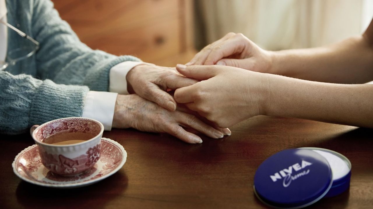 En France, la marque de Beiersdorf finance des massages thérapeutiques et des soins à destination des personnes âgées, à domicile ou dans les maisons des Petits Frères des Pauvres.
