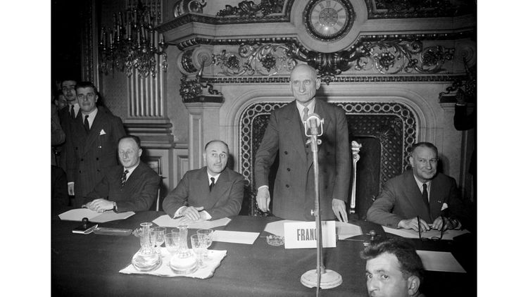 Jean Monnet (au centre).