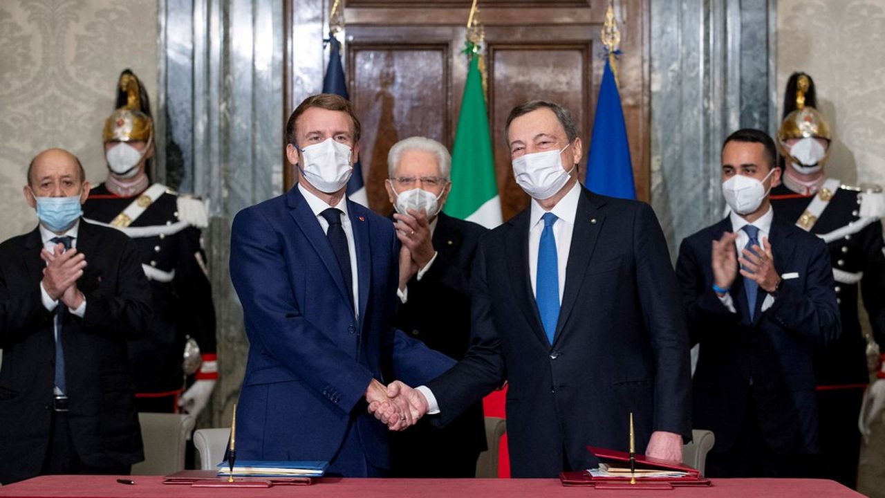 Emmanuel Macron serre la main du président du Conseil italien Mario Draghi lors de la signature du Traité du Quirinal.