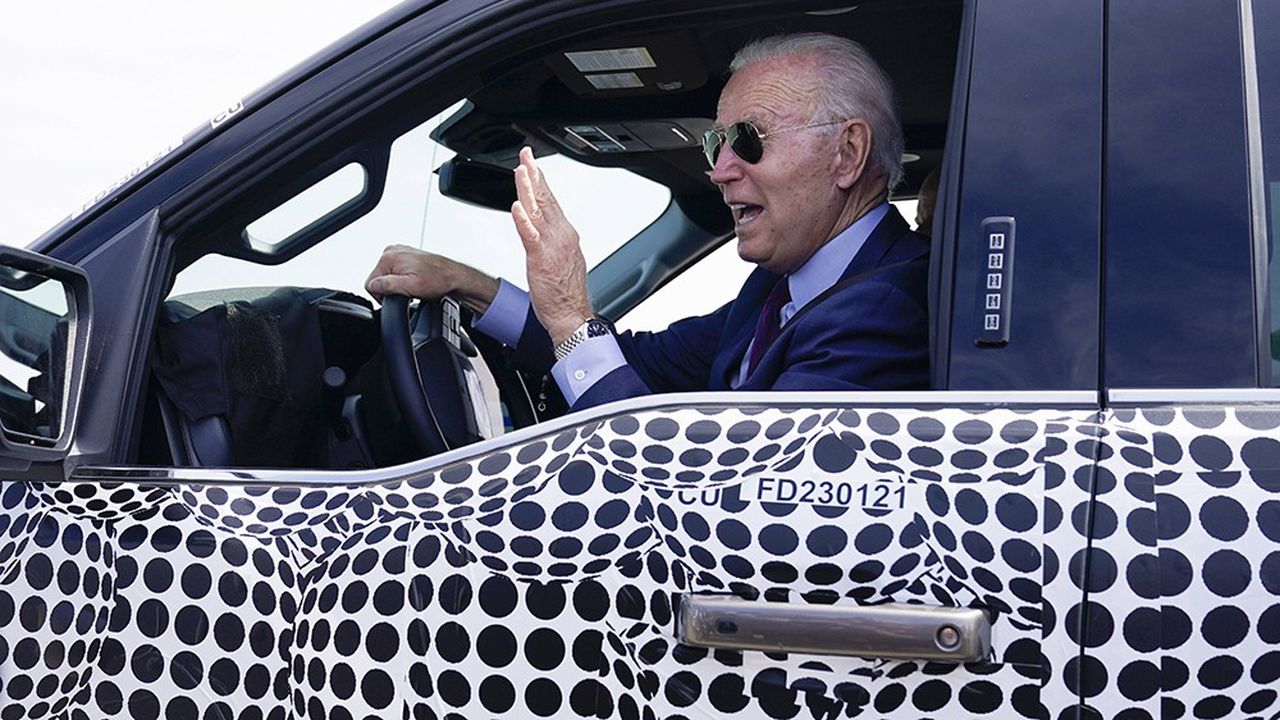 Joe Biden au volant d'un F-150 Lightning, la déclinaison tout électrique du pick-up star de Ford.