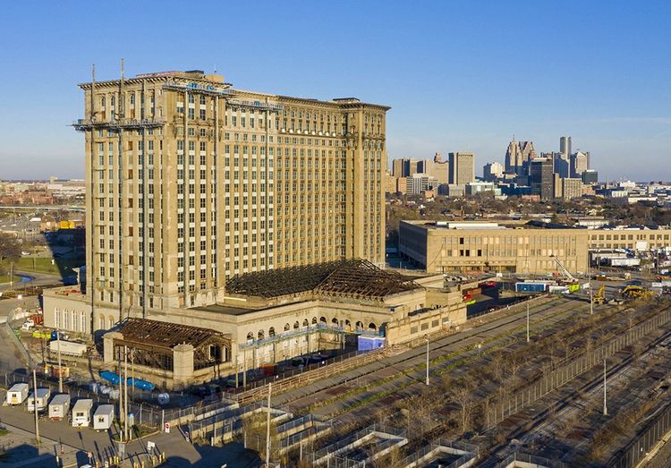 Longtemps laissée à l'abandon, Michigan Central Station, l'ancienne gare ferroviaire de Detroit, en rénovation, sera en partie occupée par Ford.