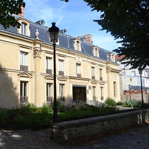 La Ville de Saint-Maur-des-Fossés a décidé de transformer la Villa Médicis en Maison des arts et de la culture.