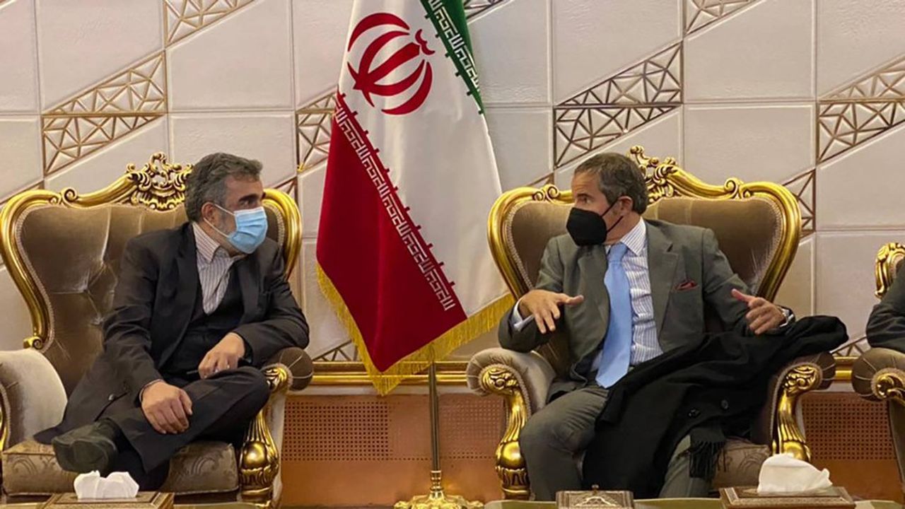 Le directeur général de l'Agence internationale pour l'énergie atomique, Rafael Grossi, à droite, s'entretient avec le numéro deux de l'Organisation nucléaire de l'Iran, Behrouz Kamalvandi, à Téhéran.