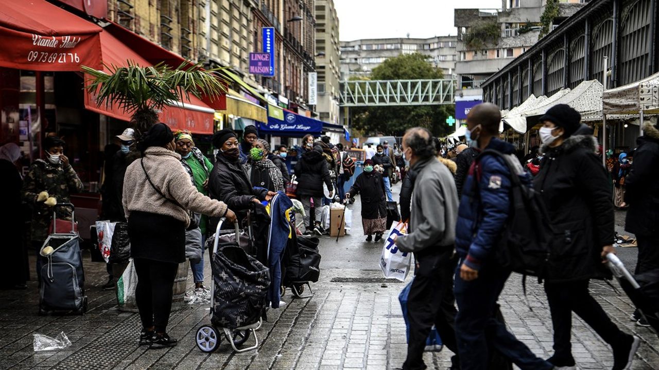 Une rue commerçante à Saint-Denis, novembre 2020.
