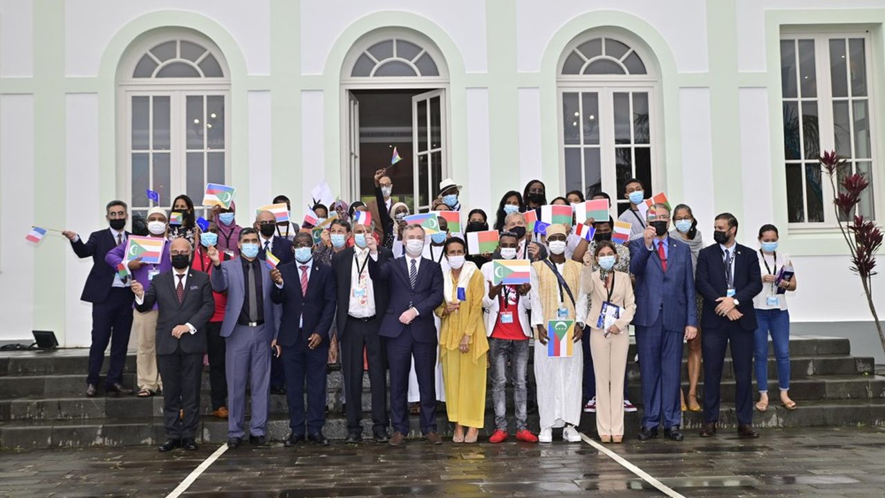 Les premiers étudiants bénéficiaires entourent les représentants de la Commission de l'Océan Indien, le 26 novembre à Saint-Denis.