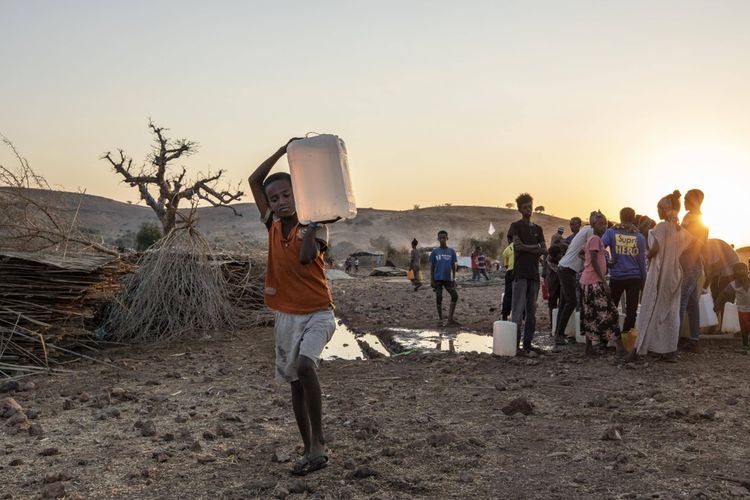 Un enfant de la région du Tigré qui a fui le conflit porte un jerrycan d'eau dans un camp de réfugiés au Soudan en novembre.