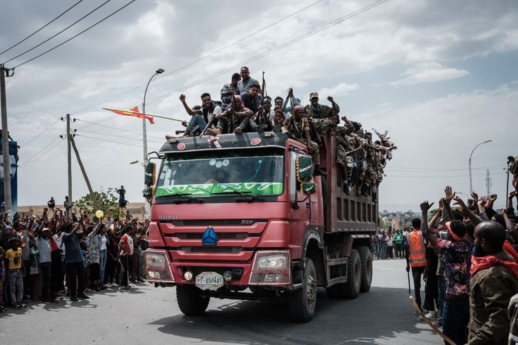 Les combattants du TPLF saluent la foule après avoir repris leur capitale régionale, Mekele.