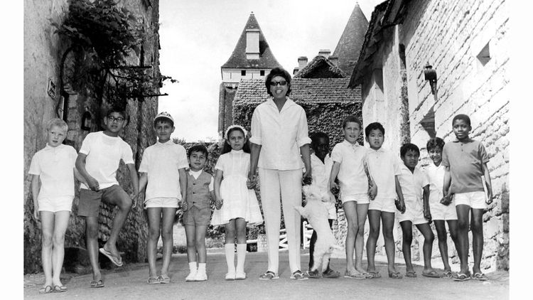 Joséphine Baker avec ses enfants en 1964.