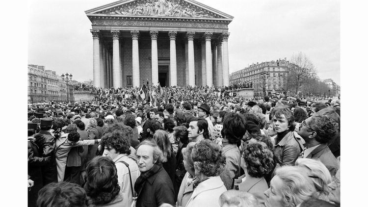 Le 15 avril 1975, une foule attend les funérailles de Joséphine Baker à l'Eglise de la Madeleine à Paris.