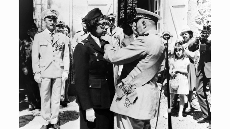 Joséphine Baker reçoit la Légion d'honneur et de la Croix de guerre, le 19 août 1961, dans son château de Milandes.