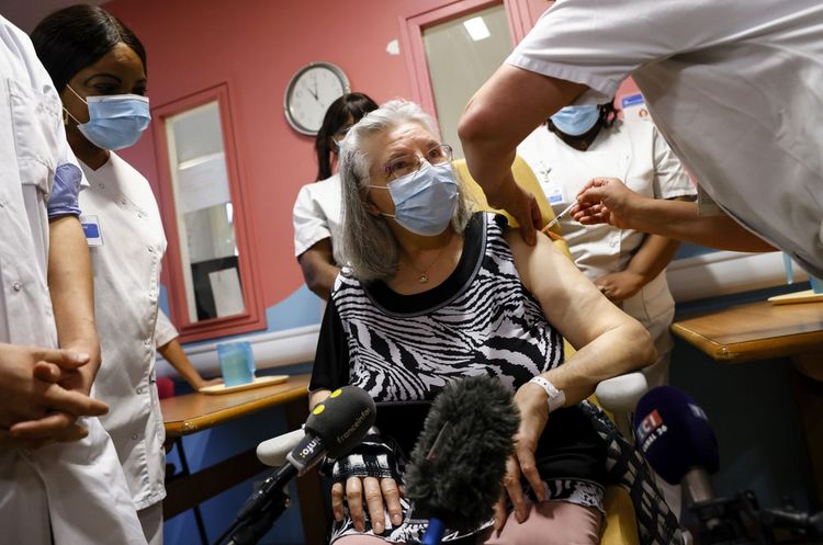 Mauricette, 78 ans, la première personne vaccinée en France.