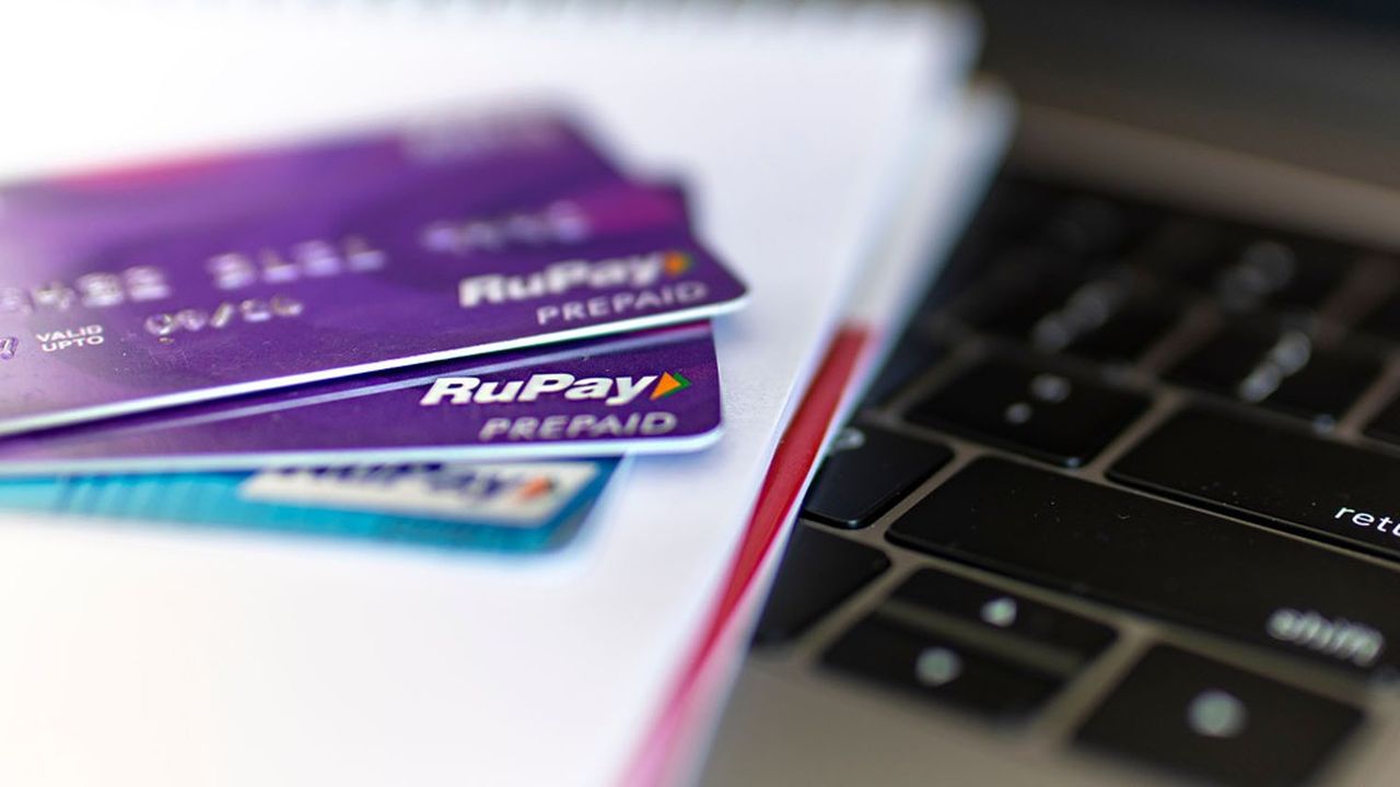 En novembre 2020, plus de 60 % des 952 millions de cartes de débit et de crédit en circulation dans le pays avaient été émises par RuPay.