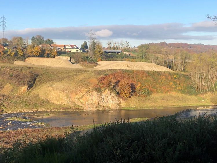 Le site de Vezin aujourd'hui, après destruction du barrage. L'eau montait auparavant jusqu'en haut du talus en face.