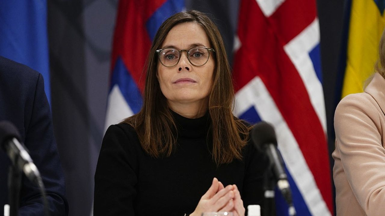 Katrin Jakobsdóttir, restée à la tête du gouvernement de coalition gauche-droite sortant en Islande, a annoncé dimanche un accord pour diriger quatre ans de plus le pays.