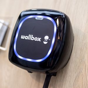 Le Pulsar de Wallbox est un chargeur intelligent à installer chez soi dans son garage, qui peut moduler la charge en fonction du reste de la consommation de la maison.