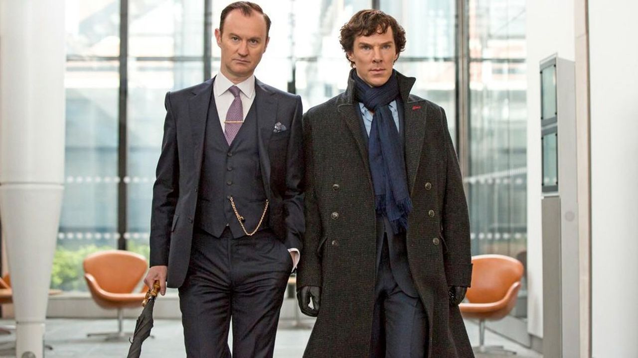 Mark Gatiss et Benedict Cumberbatch dans Sherlock, une série anglaise créée par Mark Gatiss et Steven Moffat.