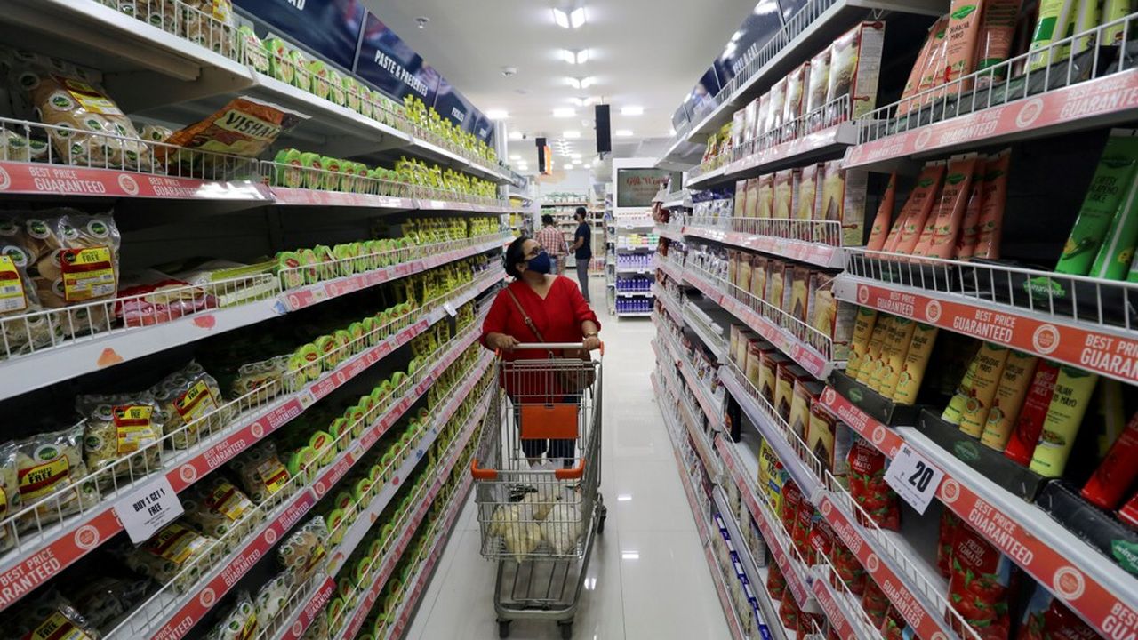 Une femme fait ses courses dans un supermarché en Inde.