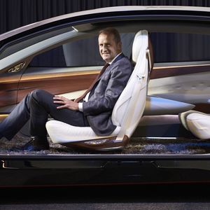 Herbert Diess, président du directoire de Volkswagen, en 2018 à Wolfsburg, dans le projet de modèle électrique ID Vizzion.