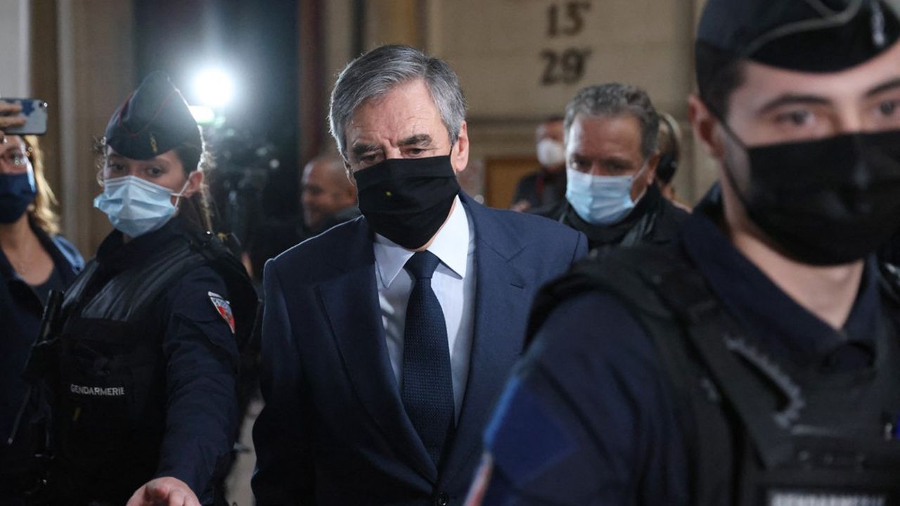 Le parquet général a requis cinq ans de prison, dont un an ferme sous bracelet électronique, et 375.000 euros d'amende contre François Fillon.