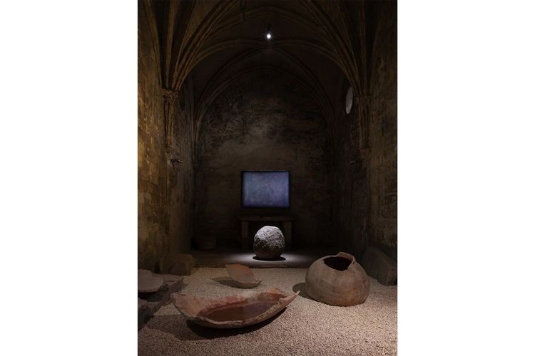 Installation « Relatum-Silence », de Lee Ufan. Dialogue entre une énorme roche ronde et une toile monochrome noire.