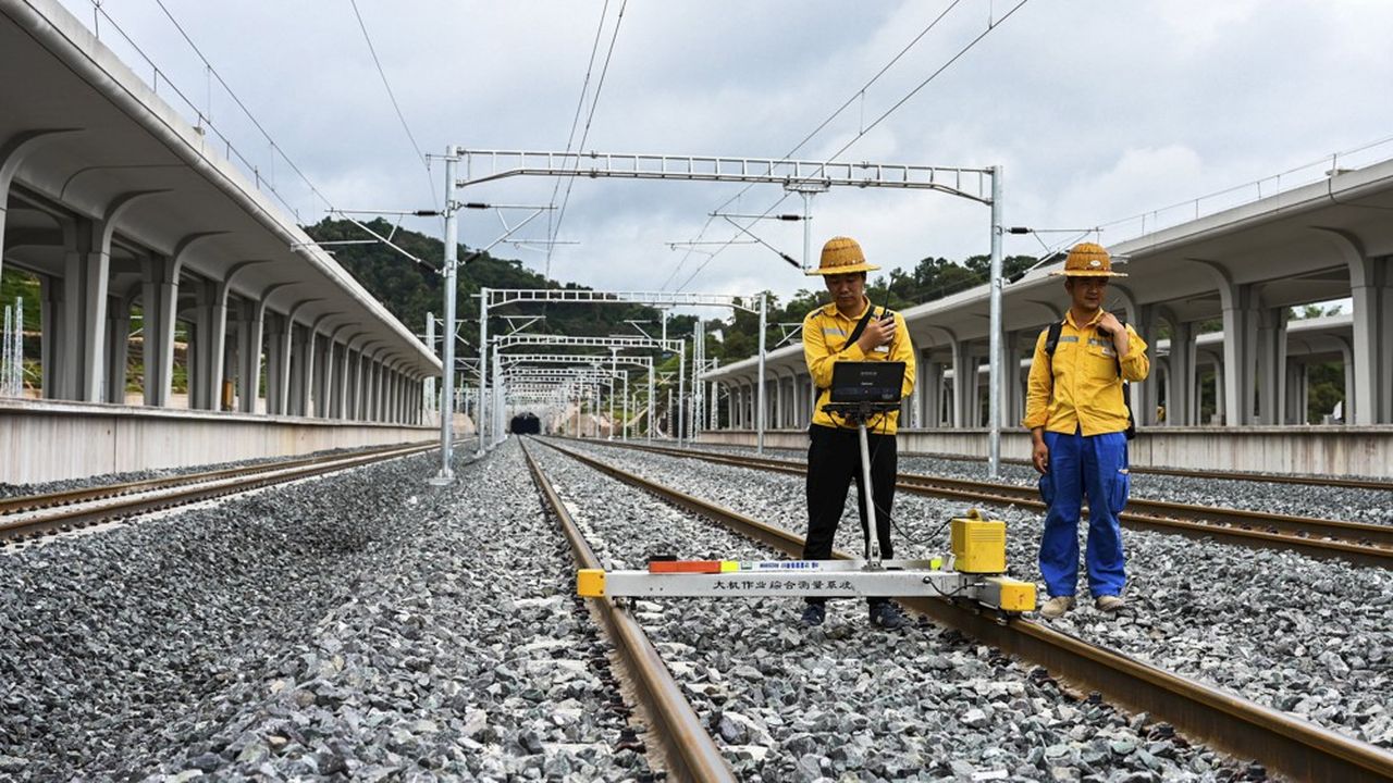 La construction d'un chemin de fer qui relie la Chine au Laos s'achève.