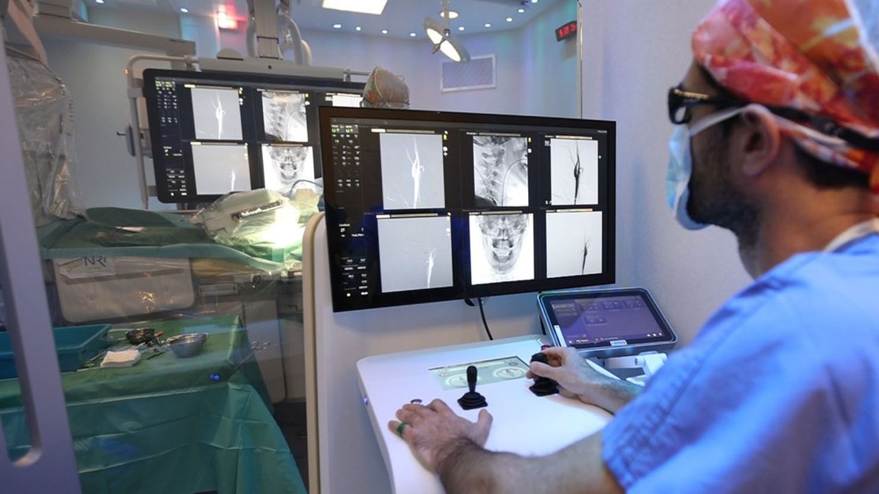 Le docteur François Eugène, neuroradiologue interventionnel au CHU de Rennes, a positionné un stent dans l'artère carotide interne d'une patiente avec le robot de Robocath.