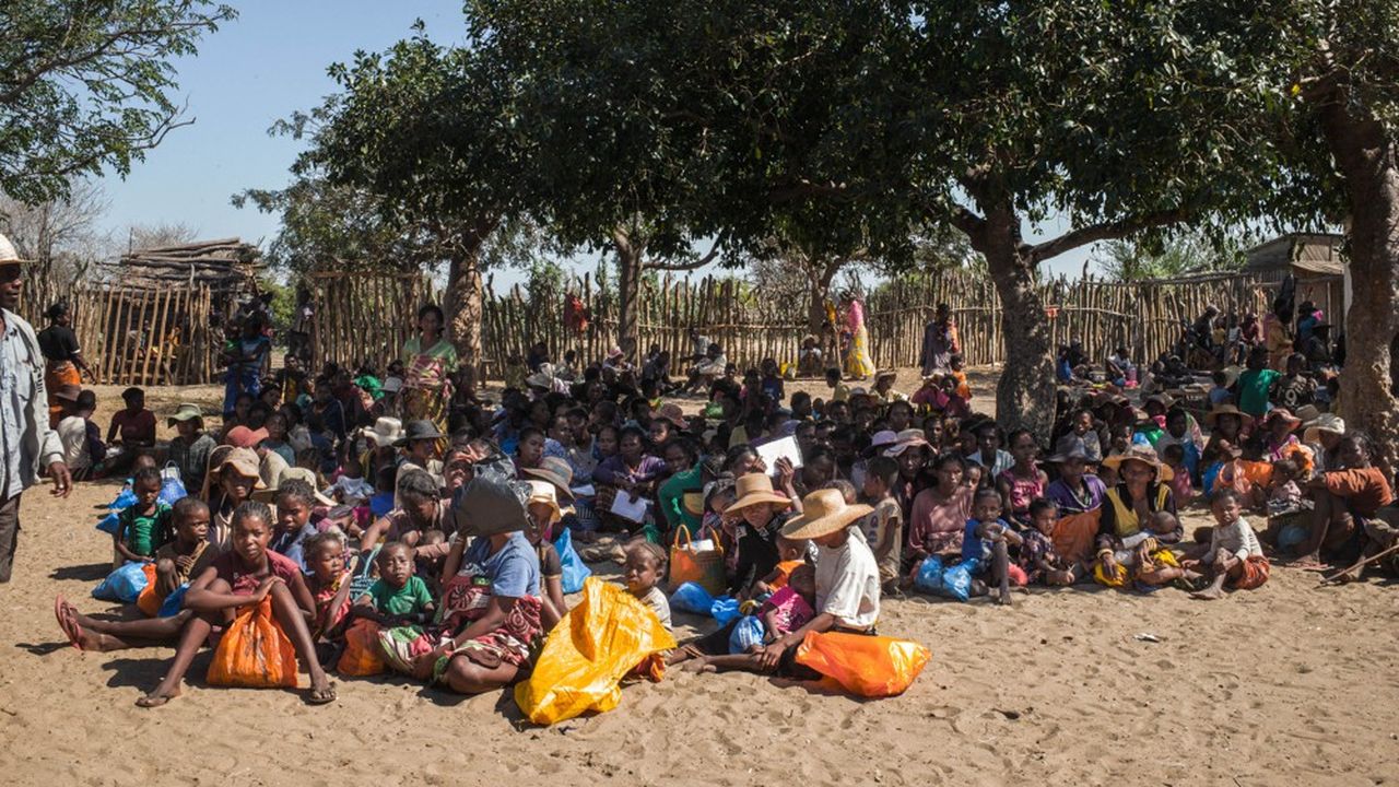 Dans la région d'Ambovombe, au sud de l'Ile de Madagascar, l'exode des populations chassées de leurs terres par la sécheresse se poursuit.