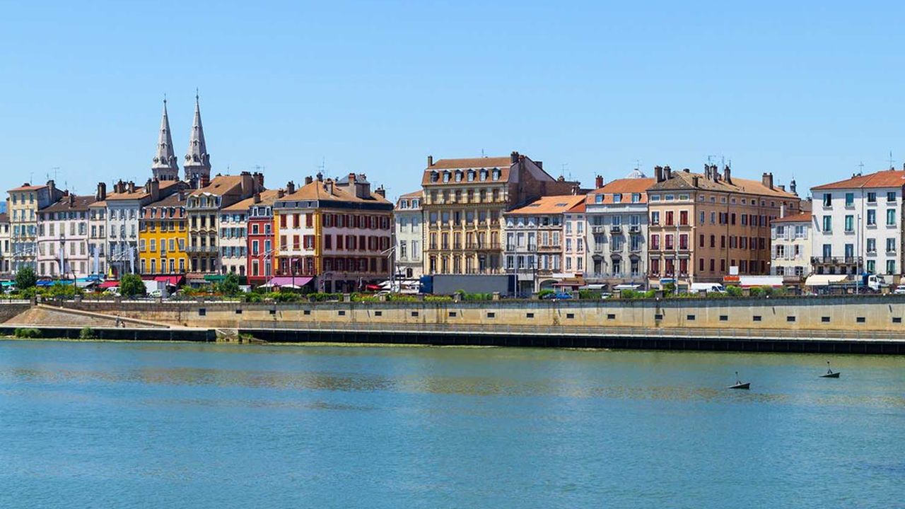 La Bourgogne-Franche-Comté est organisée selon un système urbain exclusivement « en corridor », de Mâcon (photo) à Belfort.