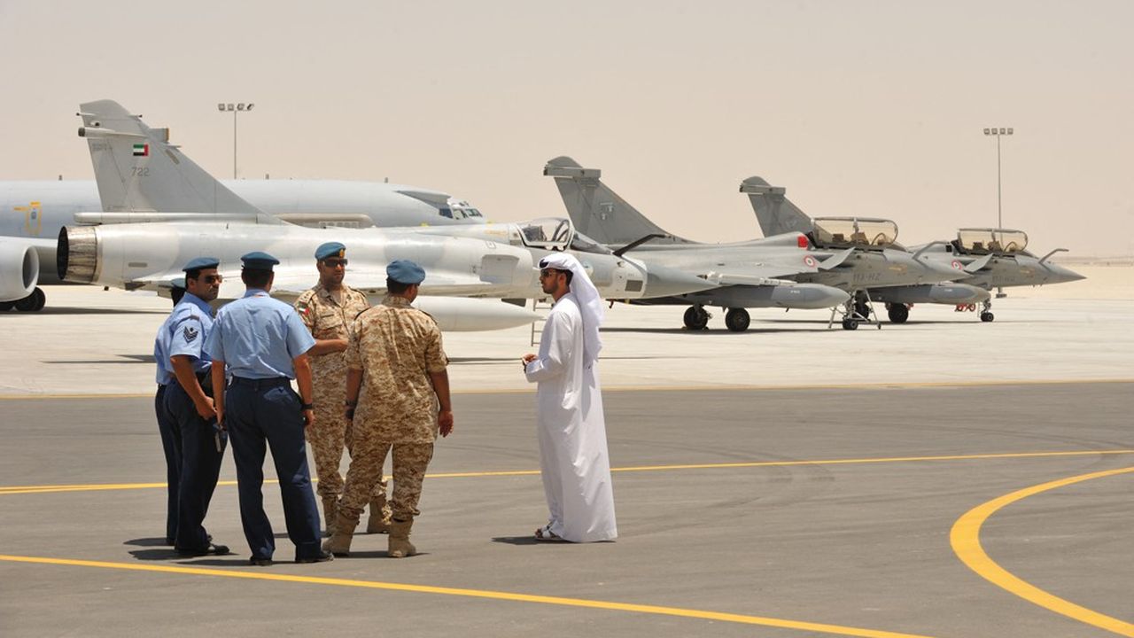 La base militaire permanente de l'armée de l'air française à Abu Dhabi permet des échanges approfondis avec l'armée de l'air émirati. Les militaires des deux pays ont de nombreuses occasions de réaliser des exercices en commun.